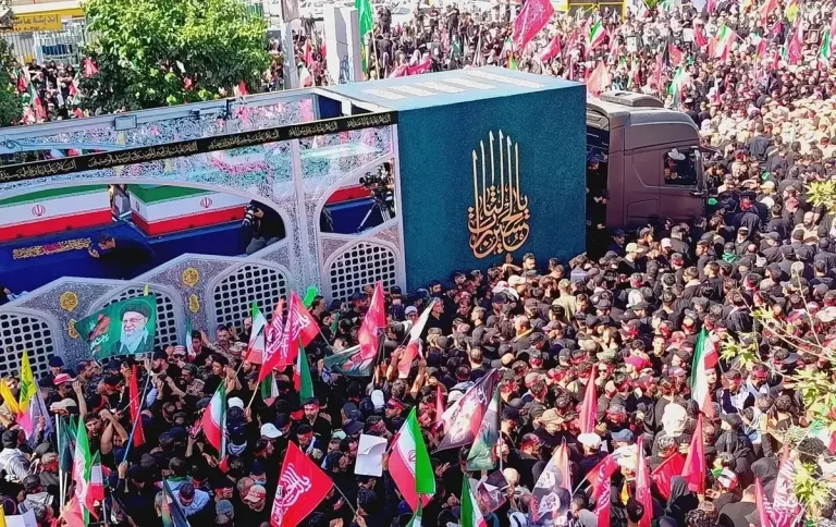 ماشین حمل پیکیر رهبر شهید